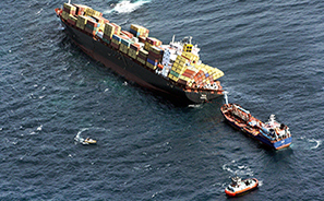 Rena : Container Ship Runs Aground : Tauranga : New Zealand  : Photos : Richard Moore : Photographer